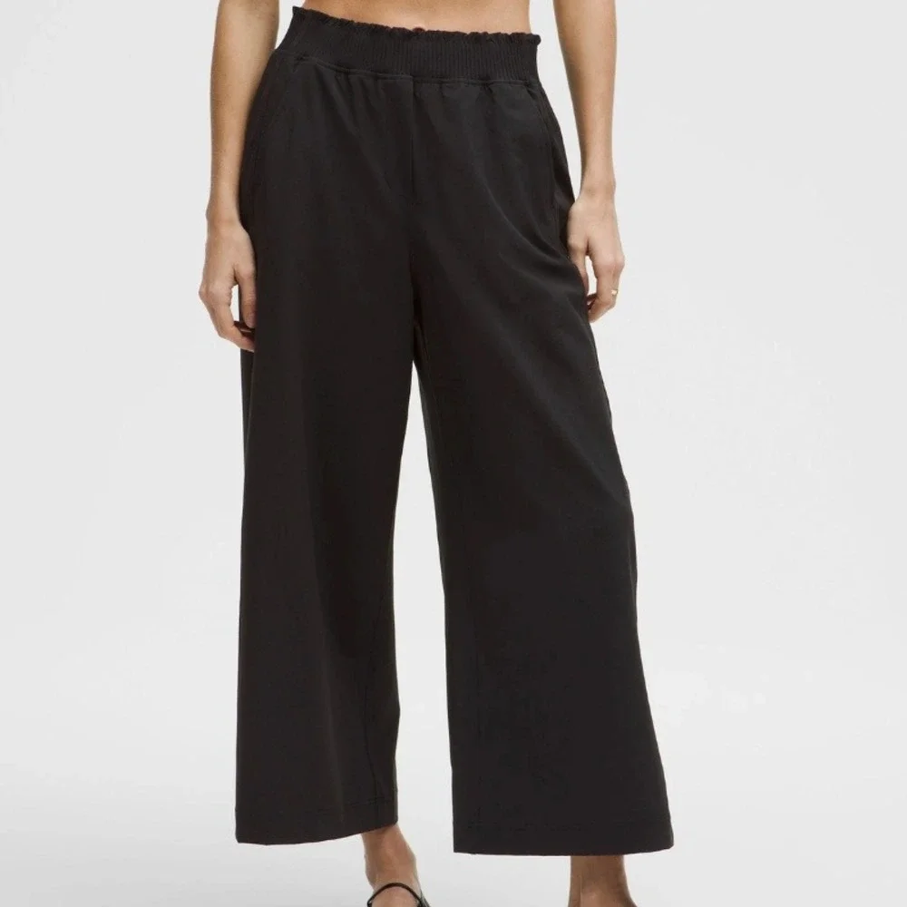 Lululemon Stretch Woven Ruffle-Waist Wide-Leg Cropped Pants Black LW6CWBS Size L